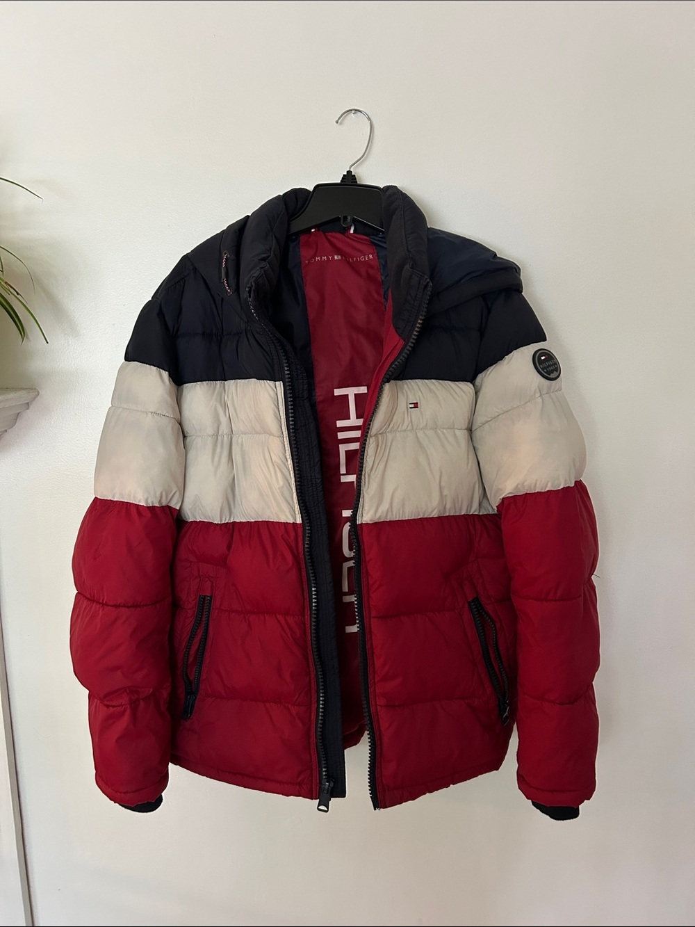 Tommy Hilfiger Men’s Navy, White & Red Colorblock Puffer Jacket Size Medium
